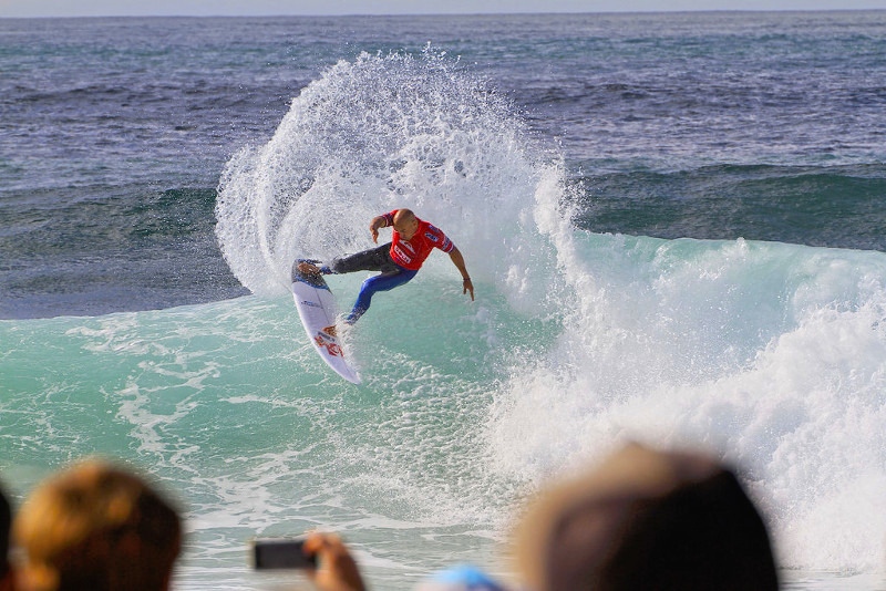 Kelly Slater surfeando izquierda